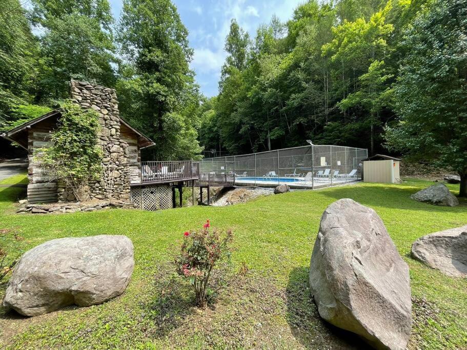Beautiful Chalet With Fireplace And Large Game Room Гатлінбург Екстер'єр фото