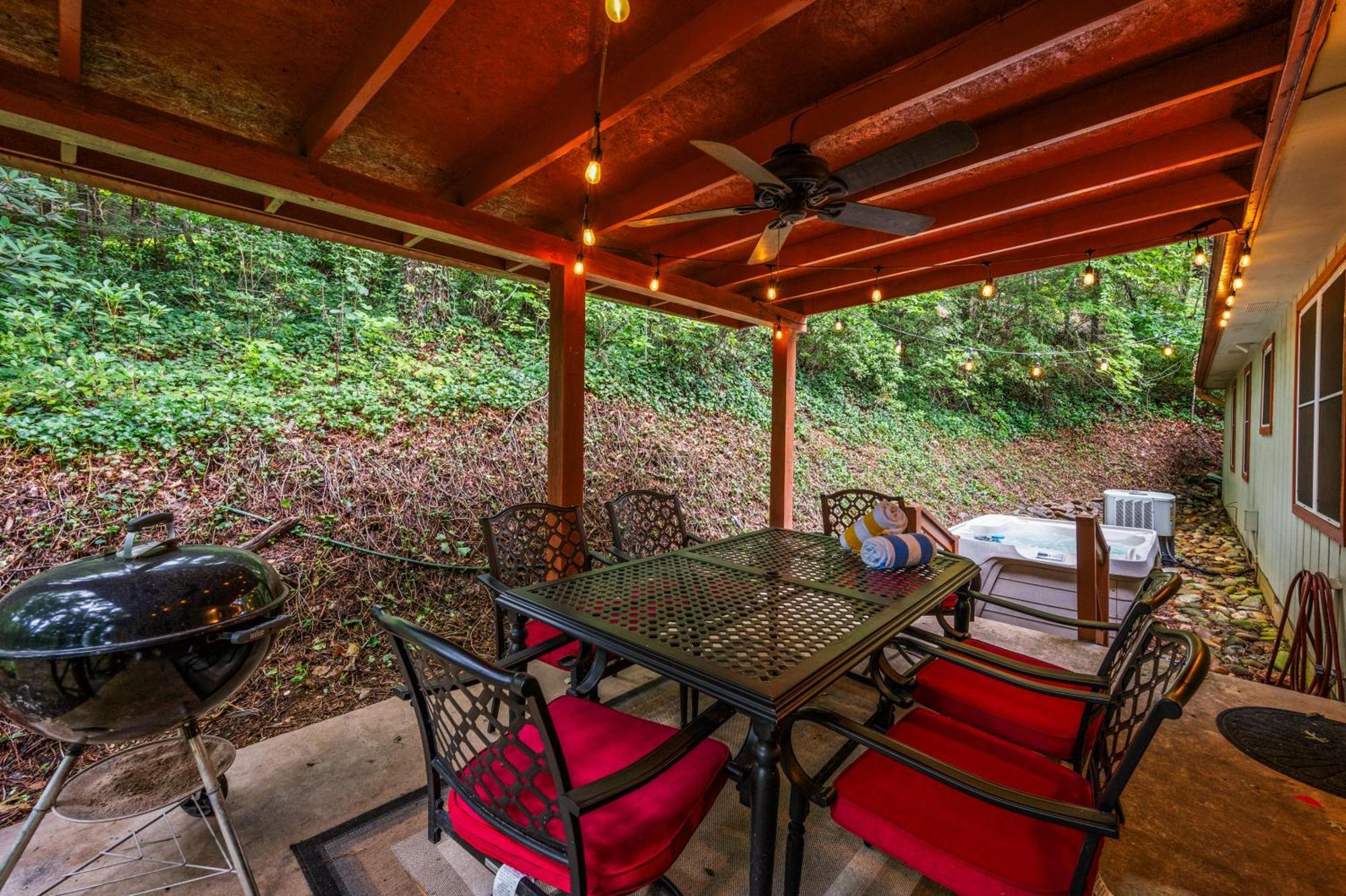 Beautiful Chalet With Fireplace And Large Game Room Гатлінбург Екстер'єр фото